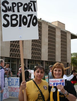 Anita Smith and Teddy Thompson of Phoenix show their support for SB 1070.