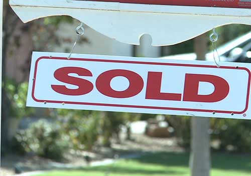 A favorable exchange rate, the state's real estate woes and a strong economy north of the border are combining to make Canadians prime buyers for luxury homes in Arizona. Cronkite News reporter <b>Laura Monte</b> has the story.